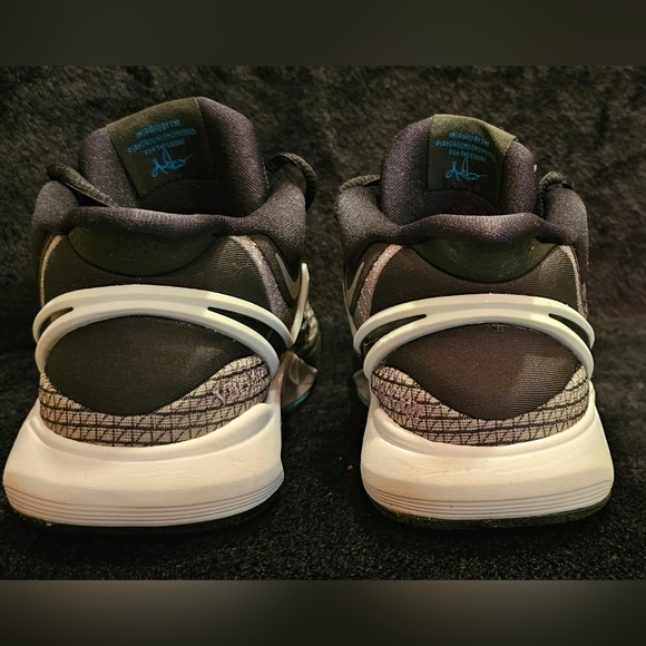 Nike Kyrie 5Y Shoes - Picture 4 of 8